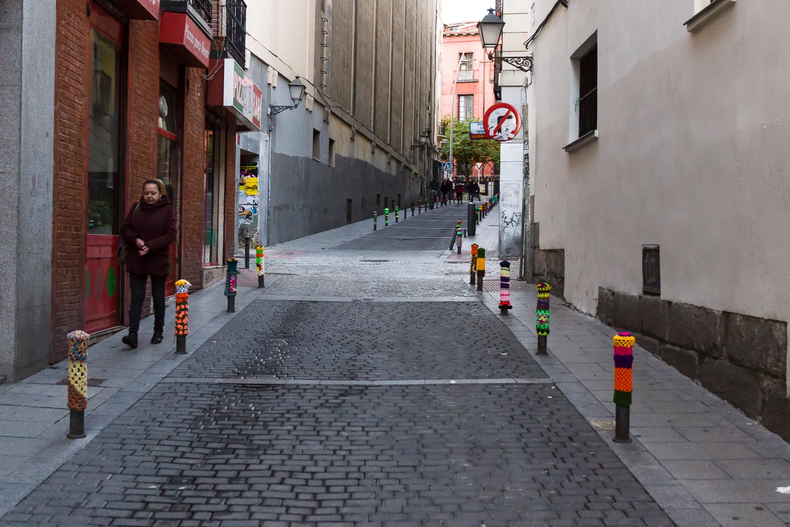 Calle en cuesta del barrio de Lavapiés